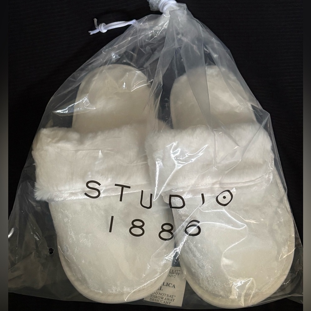 Avon Velvet Slippers Ivory Size 5-6 Small NWT in bag